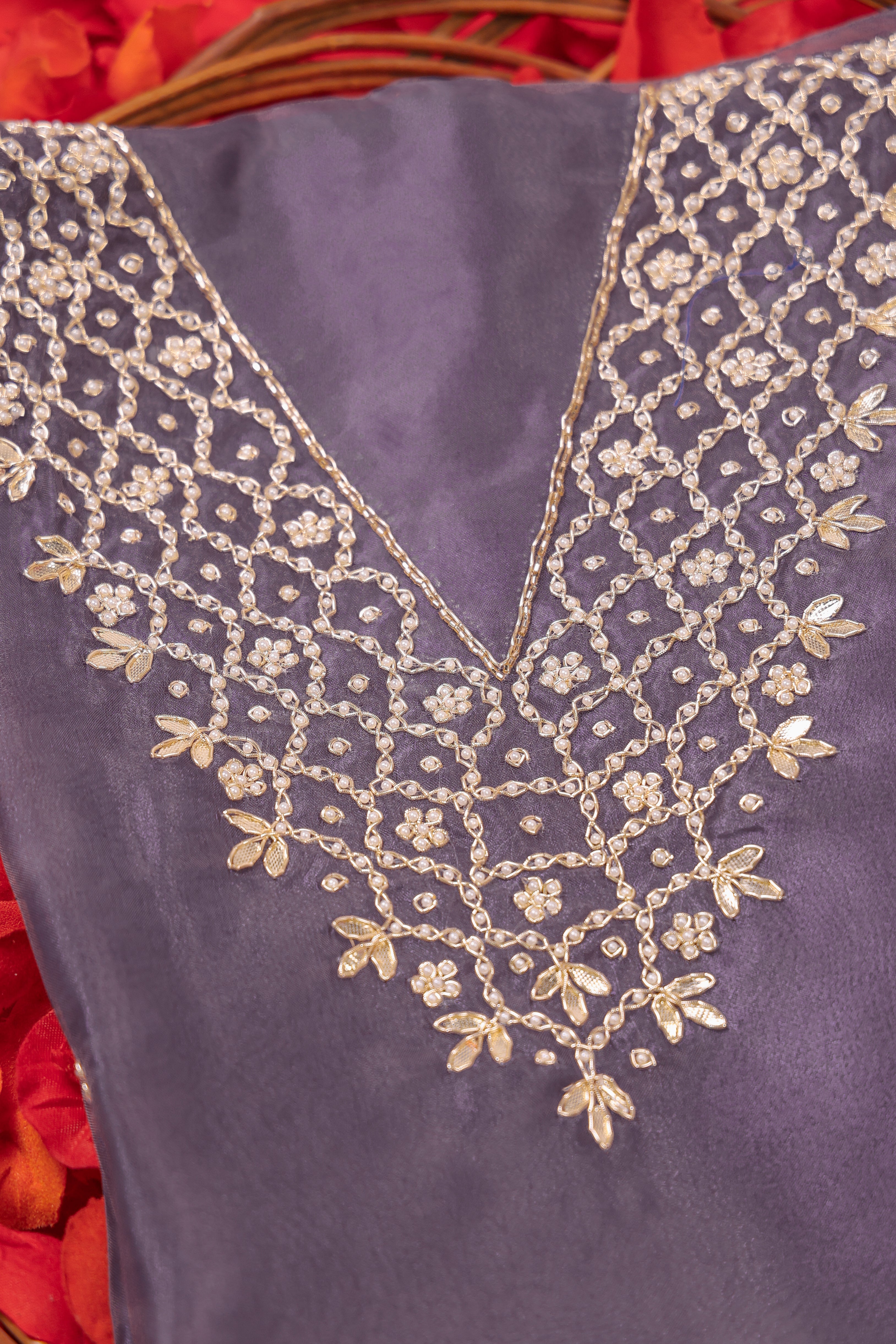بدلة بدون خياطة من Lilac Haze مع رقبة على شكل حرف V و Gota Patti و Heavy Pearl Jaal Work