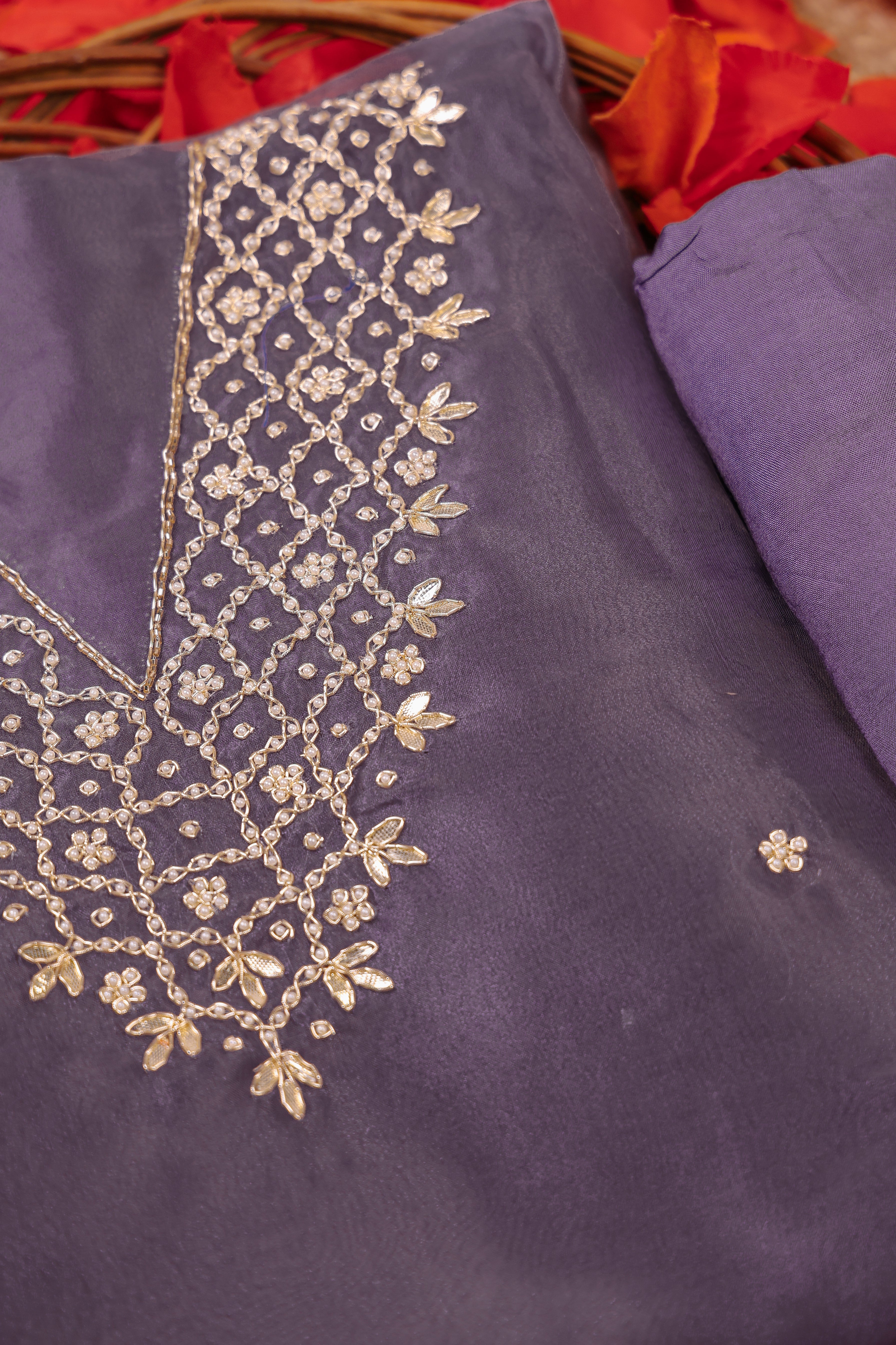 بدلة بدون خياطة من Lilac Haze مع رقبة على شكل حرف V و Gota Patti و Heavy Pearl Jaal Work