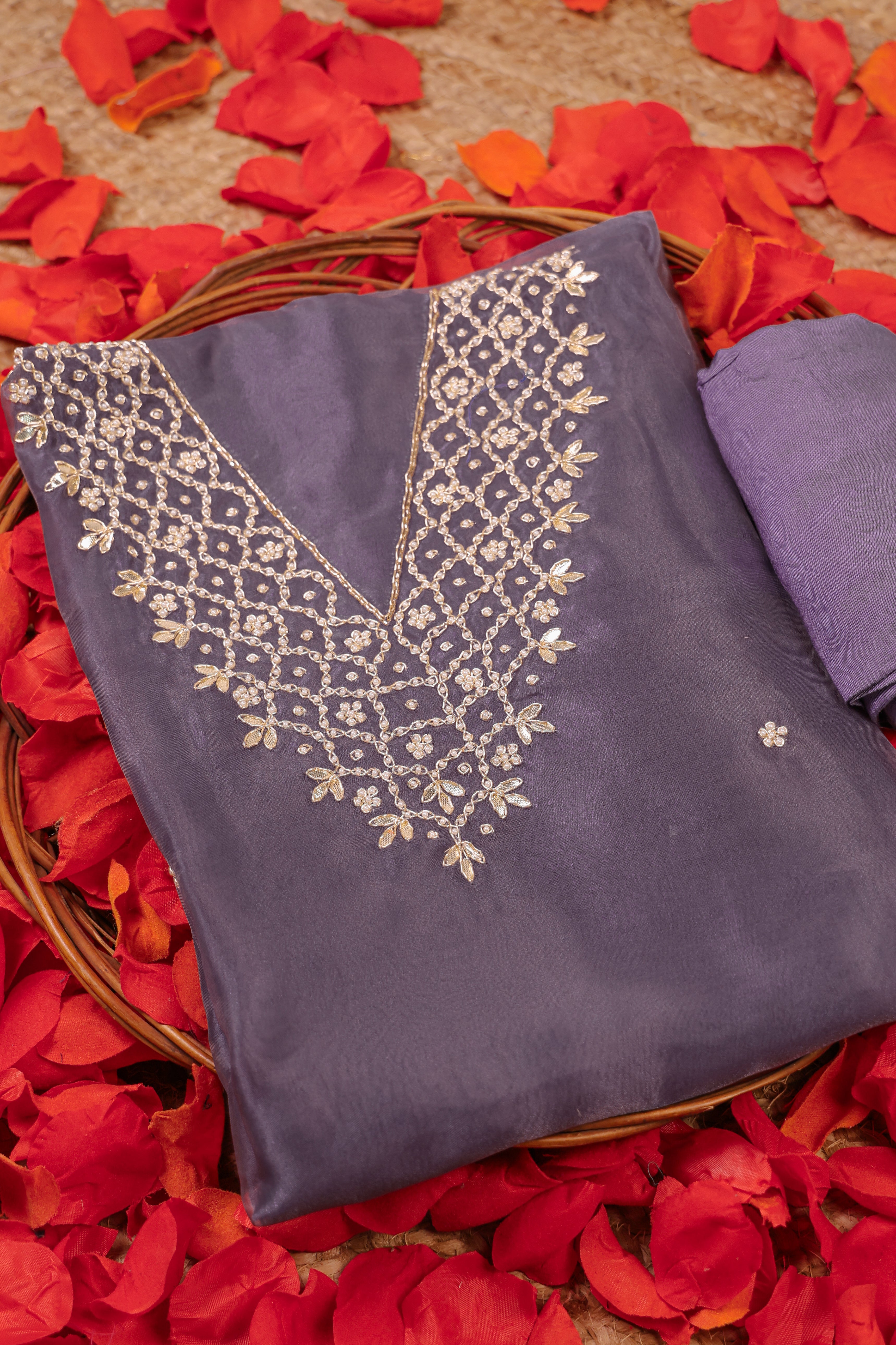 بدلة بدون خياطة من Lilac Haze مع رقبة على شكل حرف V و Gota Patti و Heavy Pearl Jaal Work