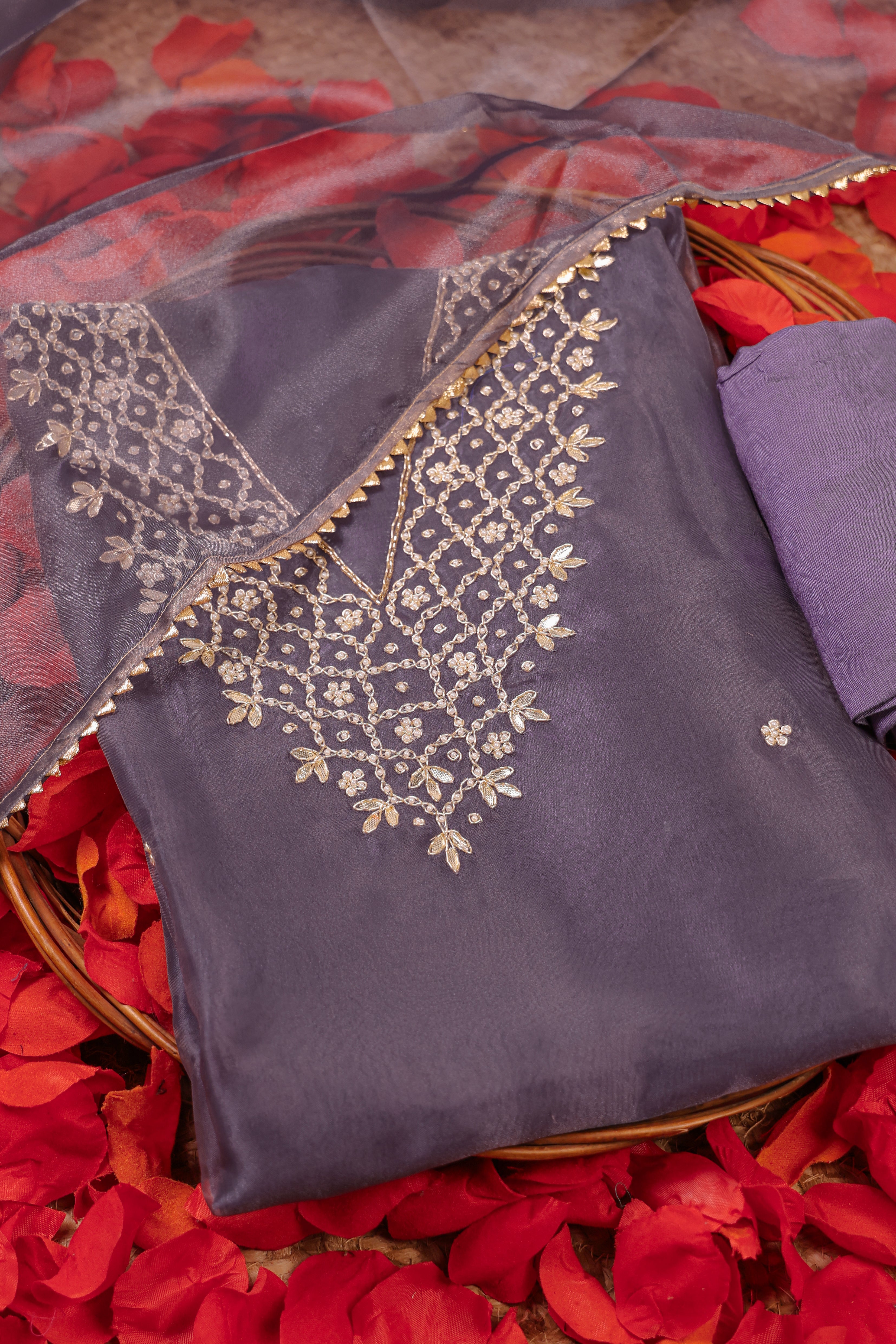 بدلة بدون خياطة من Lilac Haze مع رقبة على شكل حرف V و Gota Patti و Heavy Pearl Jaal Work