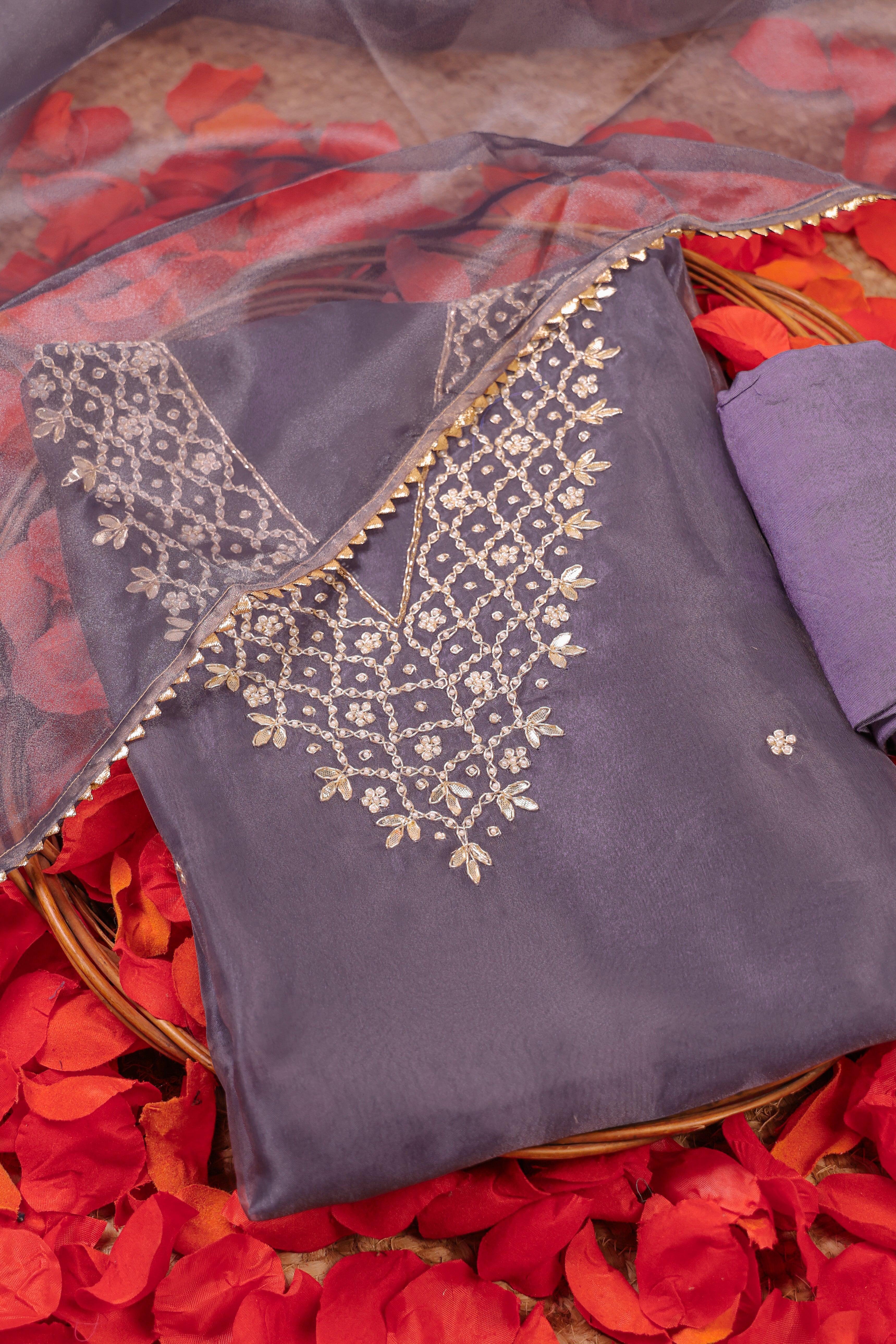 بدلة بدون خياطة من Lilac Haze مع رقبة على شكل حرف V و Gota Patti و Heavy Pearl Jaal Work
