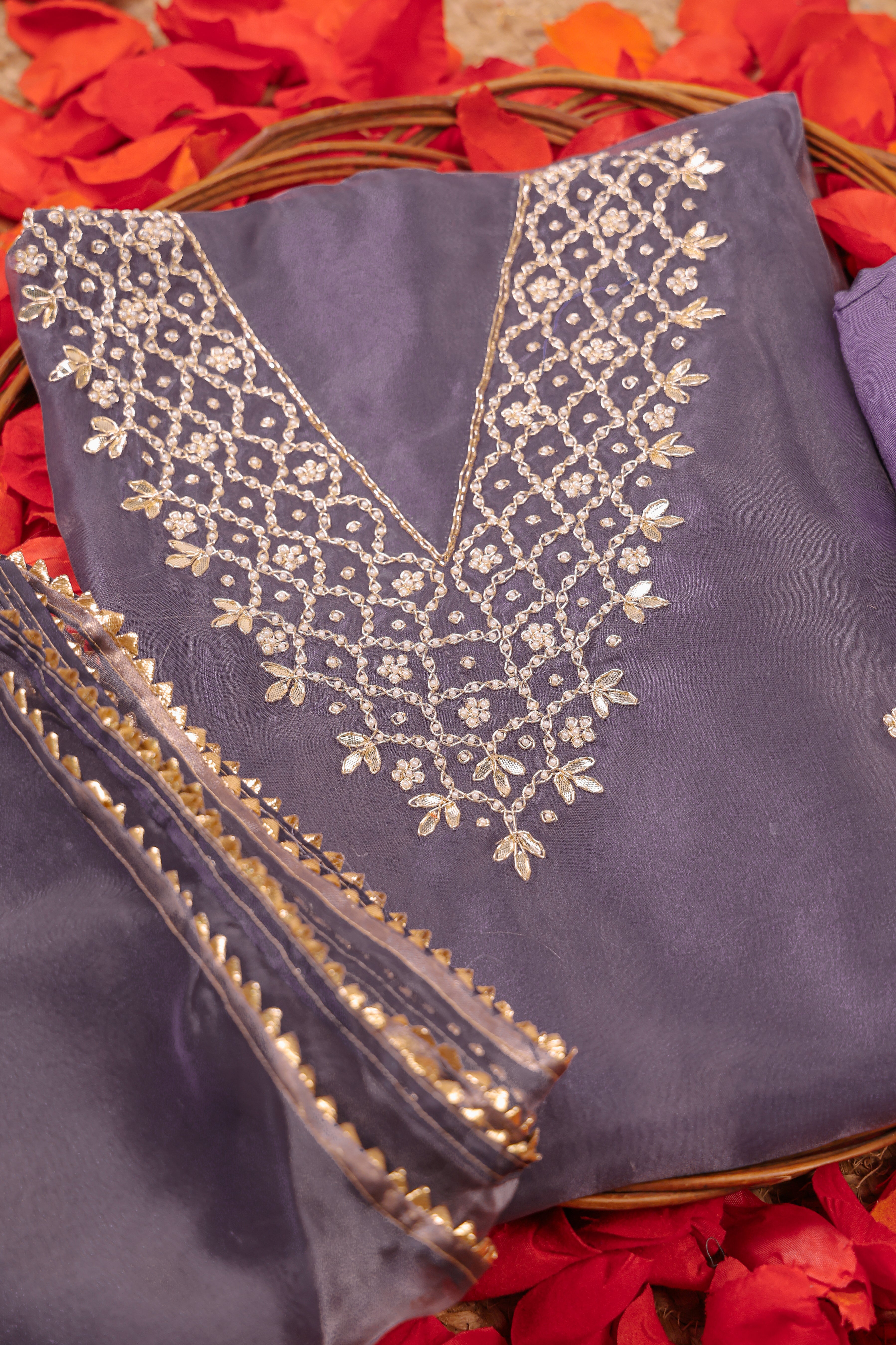 بدلة بدون خياطة من Lilac Haze مع رقبة على شكل حرف V و Gota Patti و Heavy Pearl Jaal Work