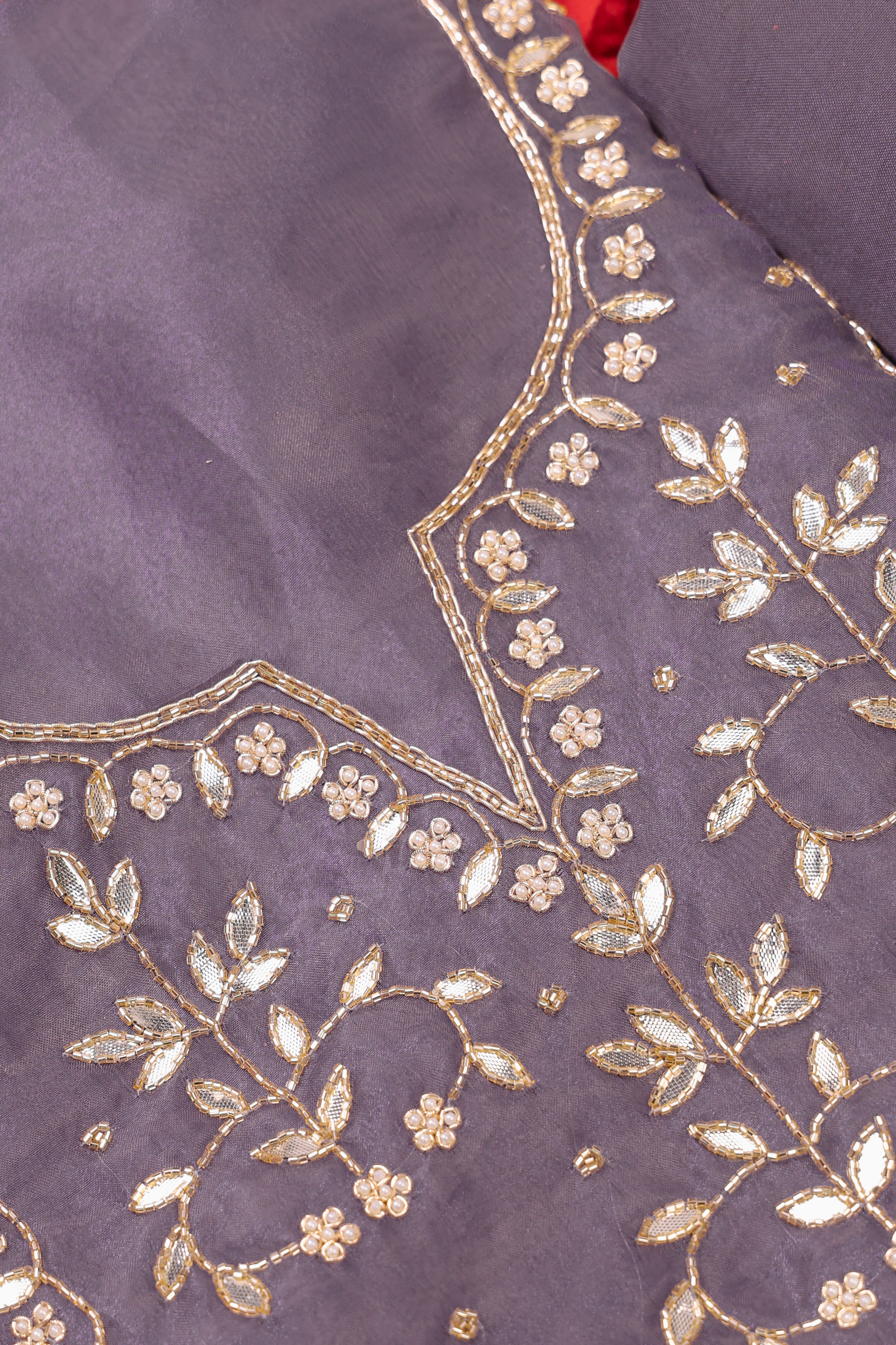 بدلة Orchid Mist Unstitch مع Gota Patti الثقيلة المصنوعة يدويًا وعمل اللؤلؤ
