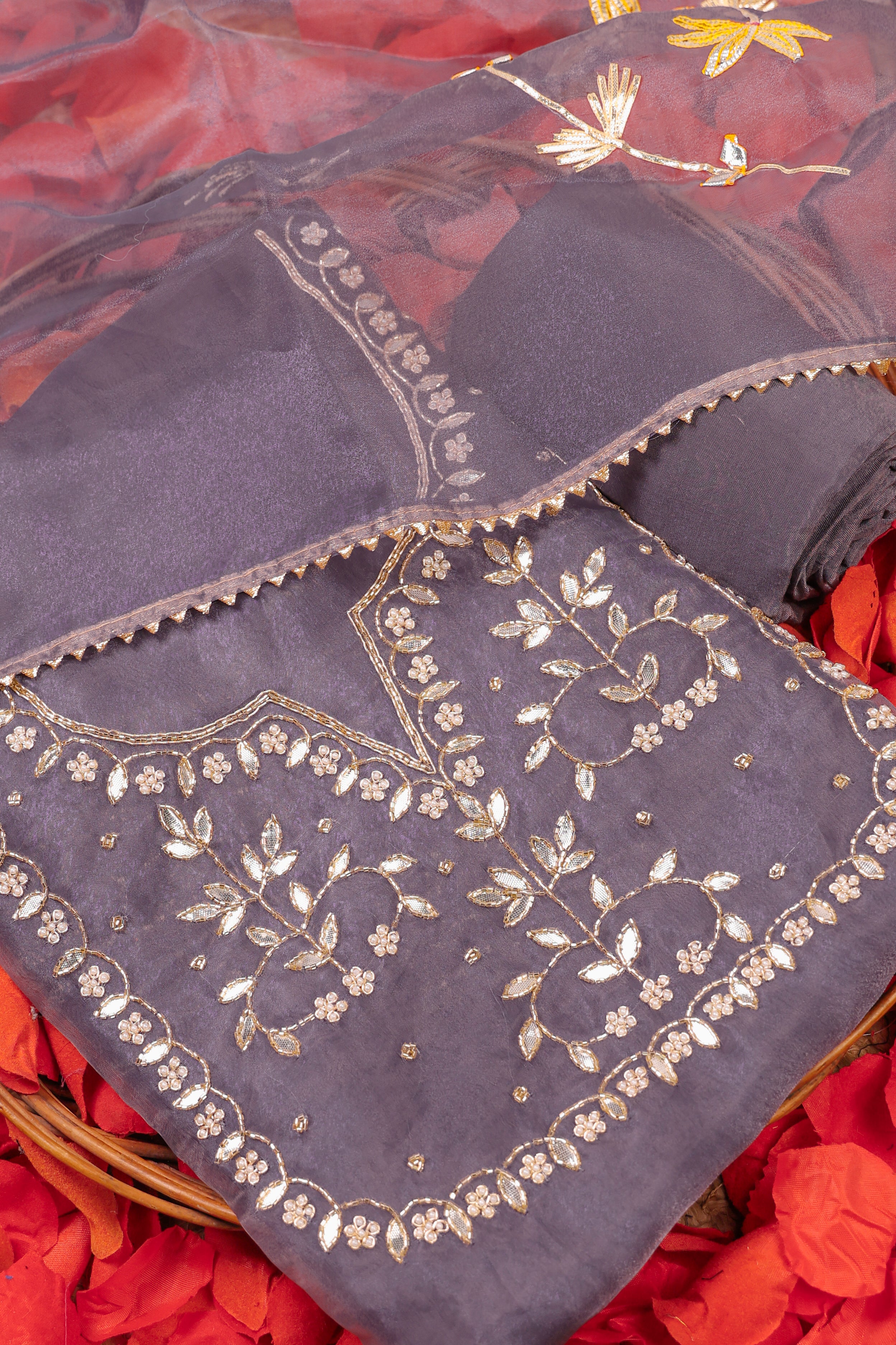 بدلة Orchid Mist Unstitch مع Gota Patti الثقيلة المصنوعة يدويًا وعمل اللؤلؤ