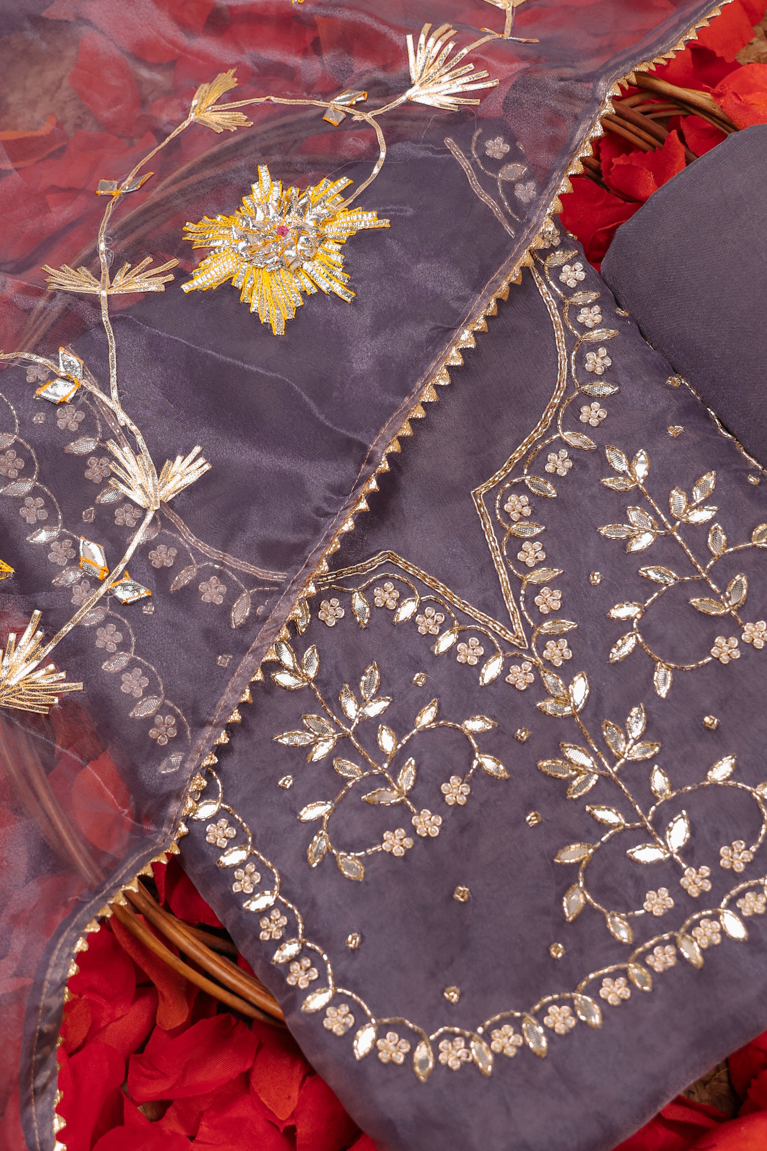 بدلة Orchid Mist Unstitch مع Gota Patti الثقيلة المصنوعة يدويًا وعمل اللؤلؤ