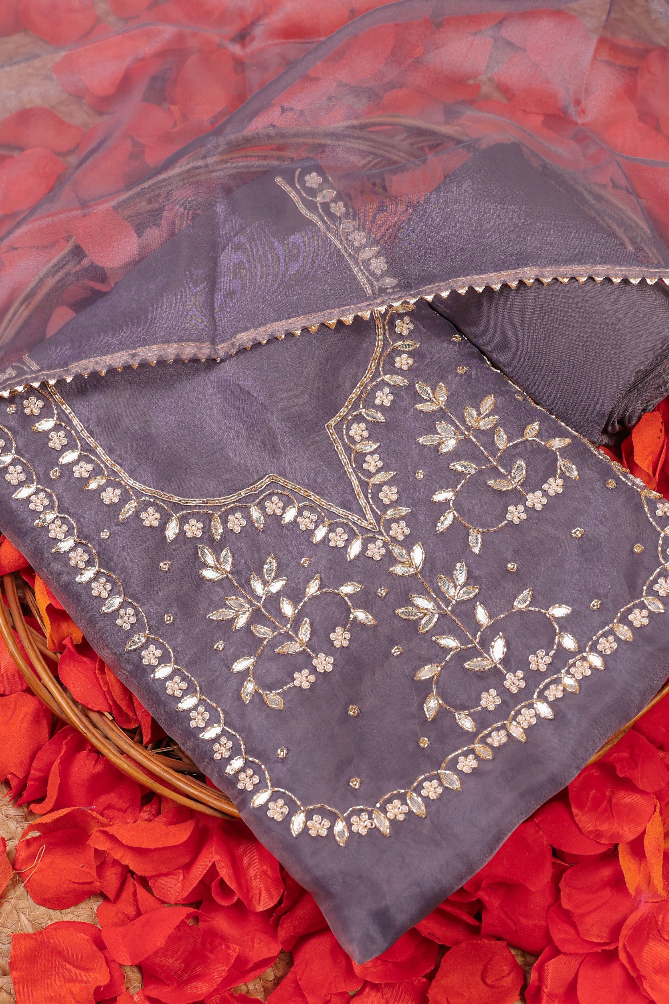 بدلة Orchid Mist Unstitch مع Gota Patti الثقيلة المصنوعة يدويًا وعمل اللؤلؤ