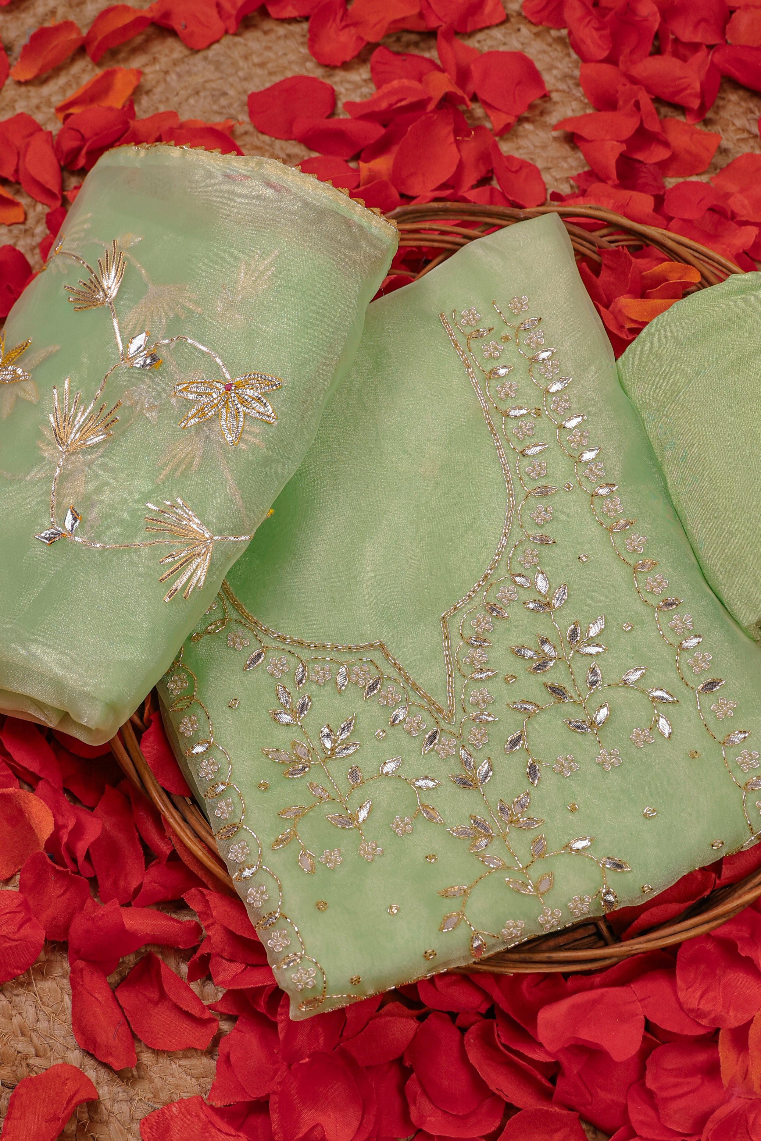 بدلة Mint Radiance Unstitch مع Gota Patti الثقيلة المصنوعة يدويًا وعمل اللؤلؤ