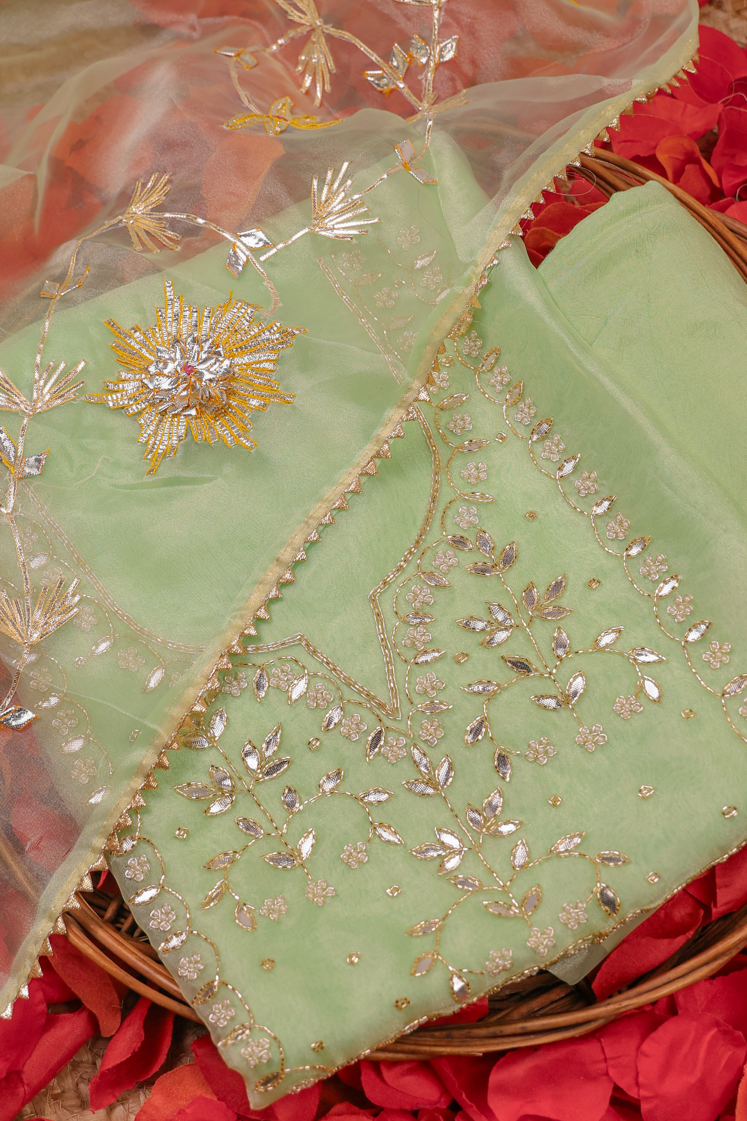 بدلة Mint Radiance Unstitch مع Gota Patti الثقيلة المصنوعة يدويًا وعمل اللؤلؤ