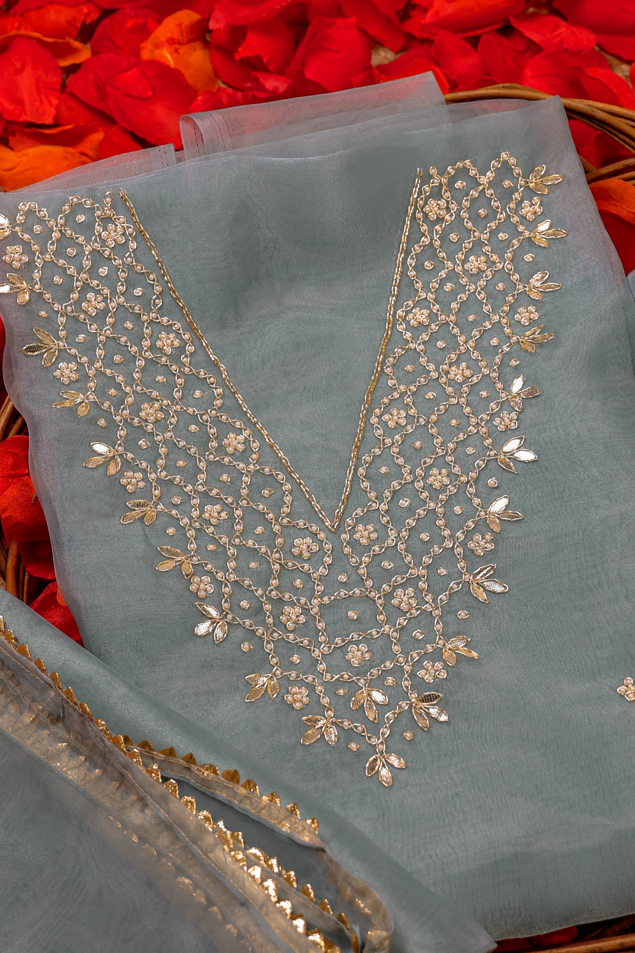 بدلة Sage Mist Unstitch مع رقبة على شكل حرف V و Gota Patti و Heavy Pearl Jaal Work