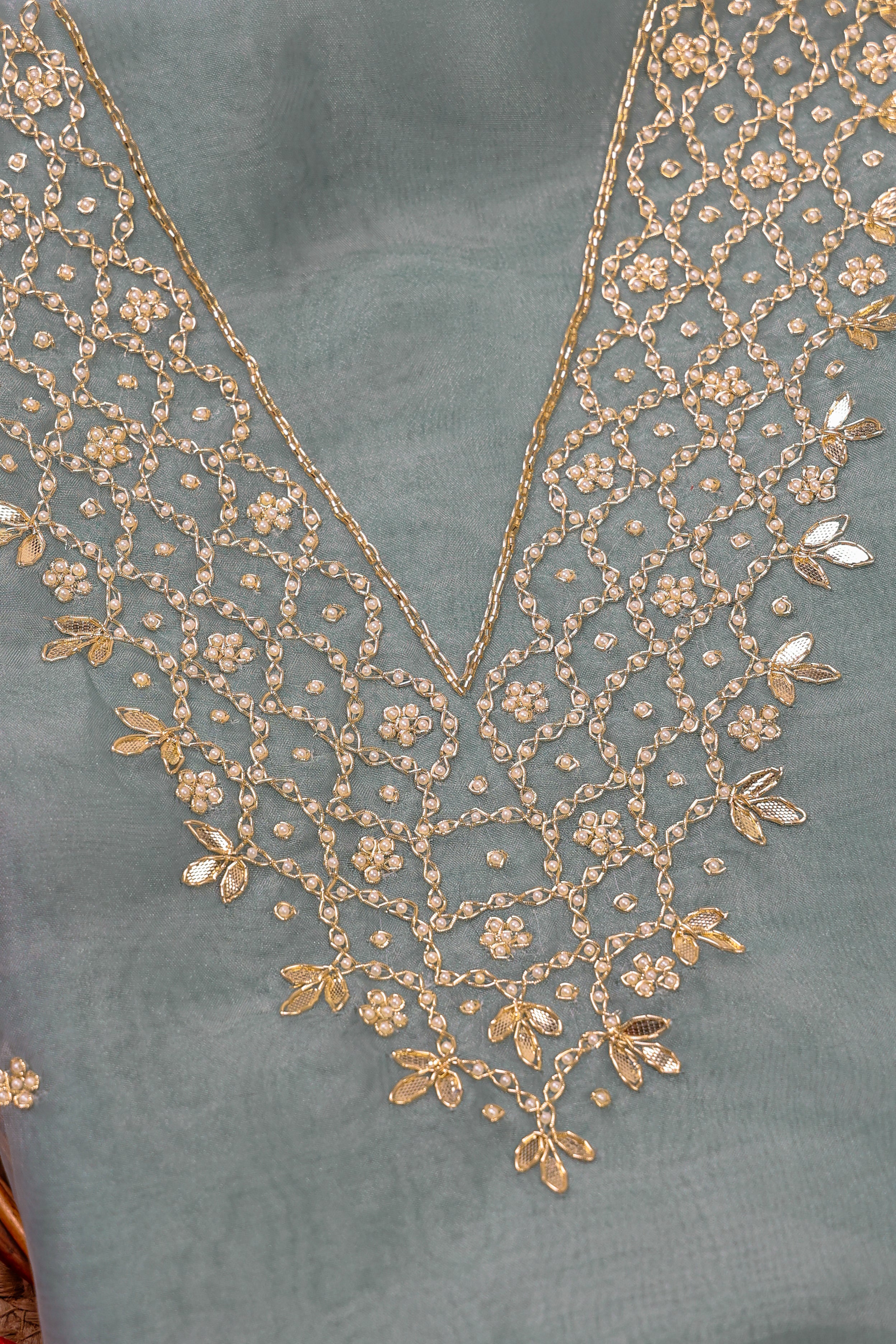 بدلة Sage Mist Unstitch مع رقبة على شكل حرف V و Gota Patti و Heavy Pearl Jaal Work
