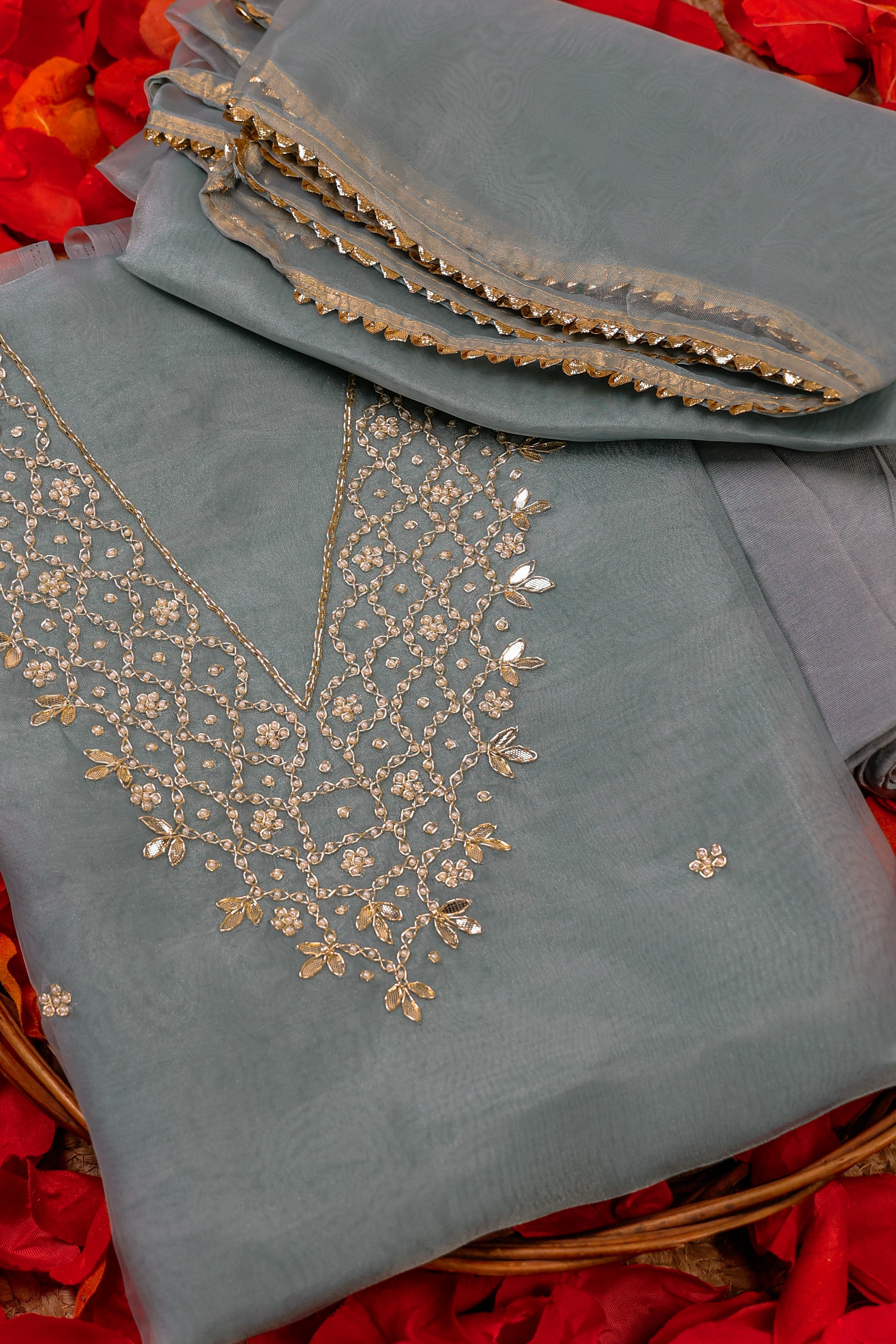 بدلة Sage Mist Unstitch مع رقبة على شكل حرف V و Gota Patti و Heavy Pearl Jaal Work