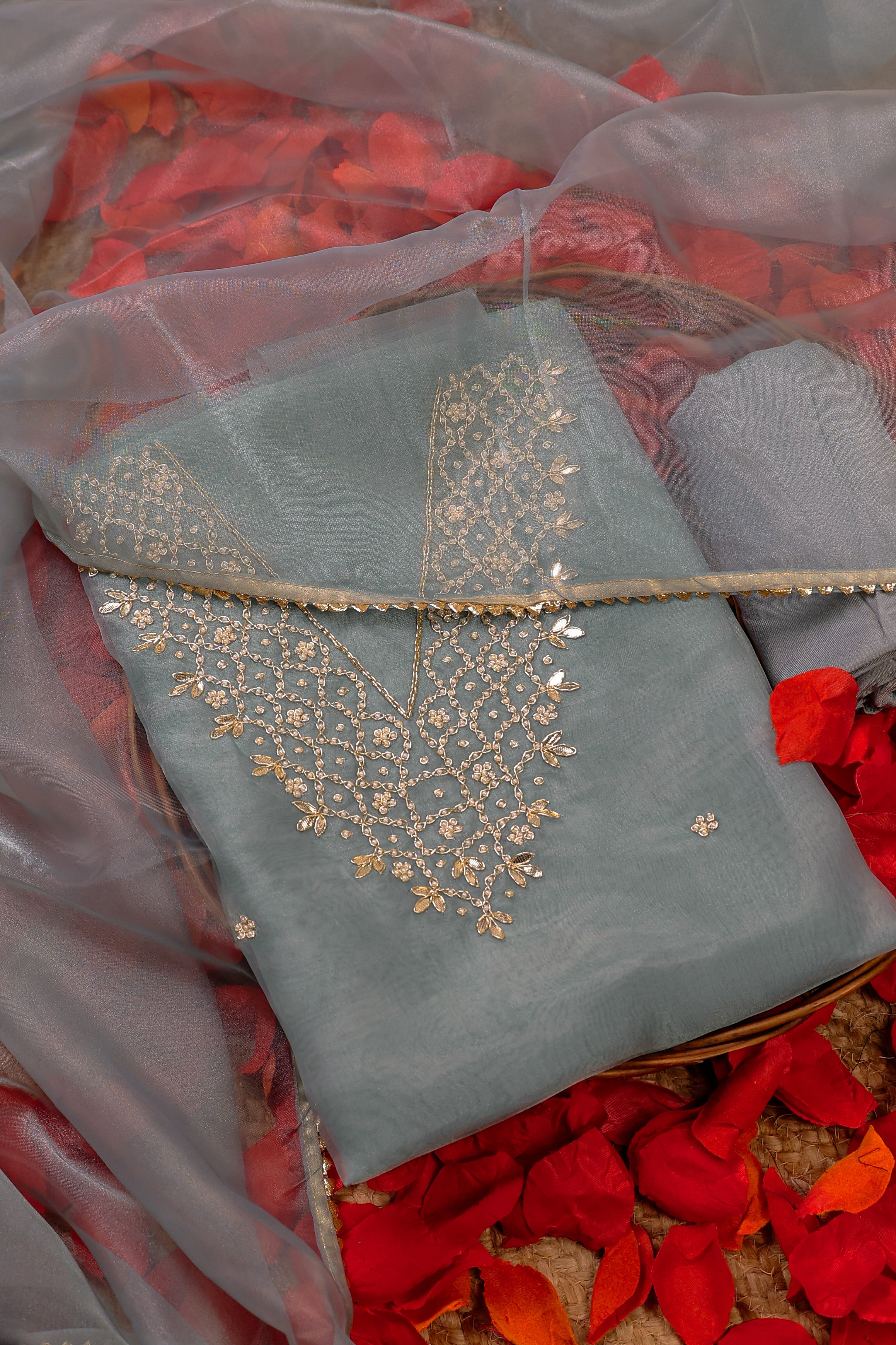 بدلة Sage Mist Unstitch مع رقبة على شكل حرف V و Gota Patti و Heavy Pearl Jaal Work