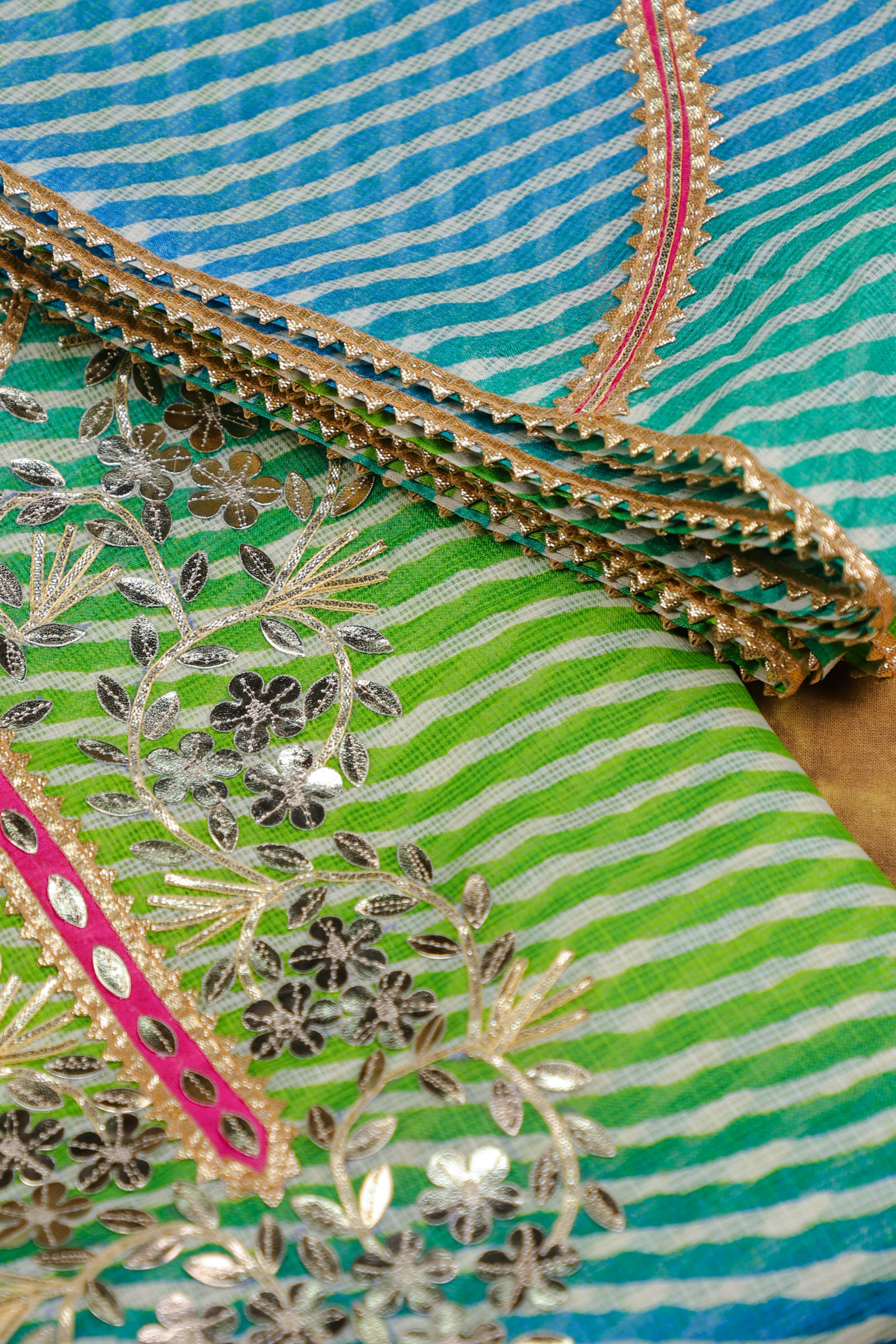 طقم بدلة Kota Doria غير مخيطة باللون الأزرق والأخضر Lahariya Grace مع تفاصيل Gota Patti