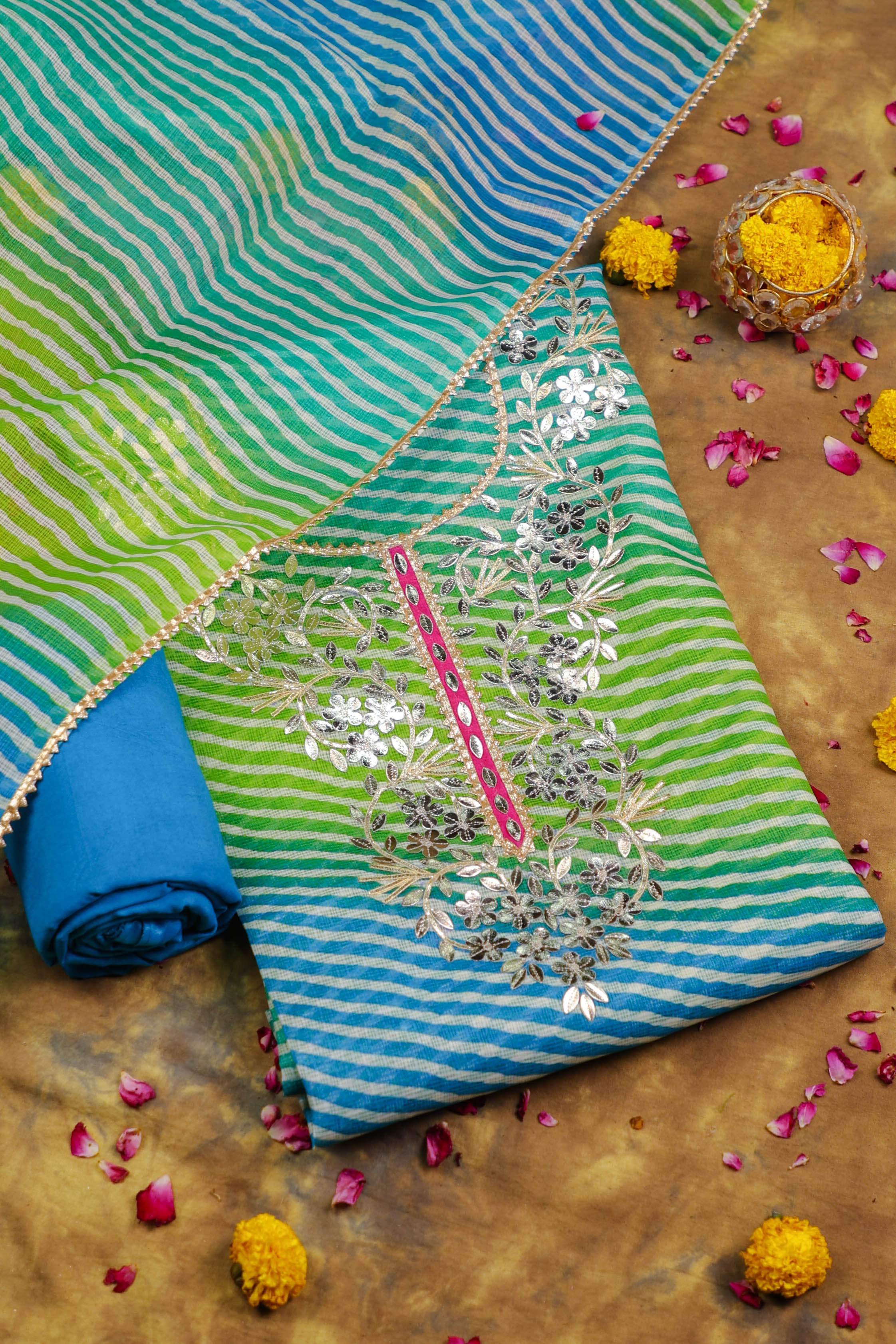 طقم بدلة Kota Doria غير مخيطة باللون الأزرق والأخضر Lahariya Grace مع تفاصيل Gota Patti