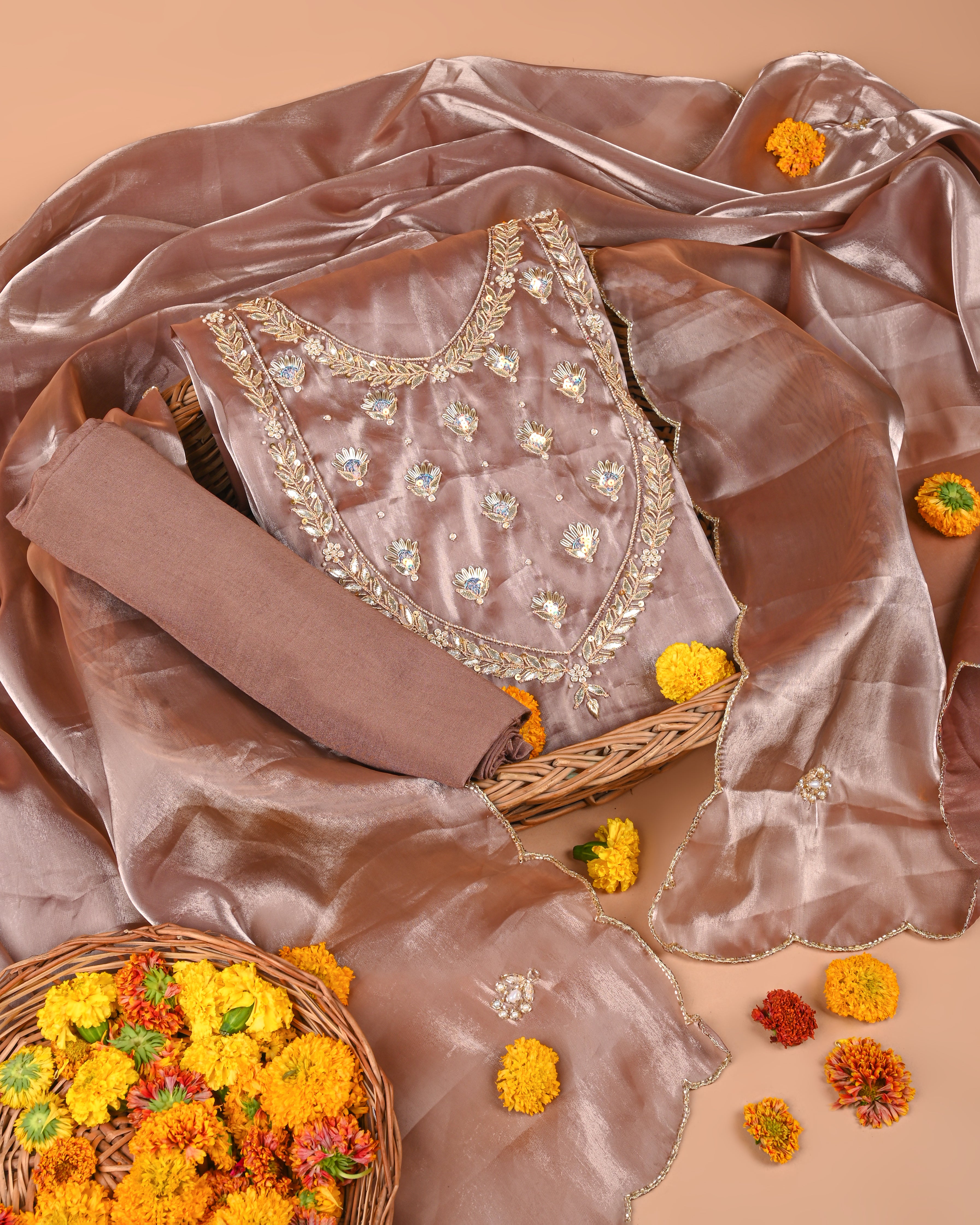 طقم بدلة حرير جيمي تشو غير مخيط من مجموعة Autumn Copper Elegance مع تفاصيل Gota Patti واللؤلؤ المصنوعة يدويًا