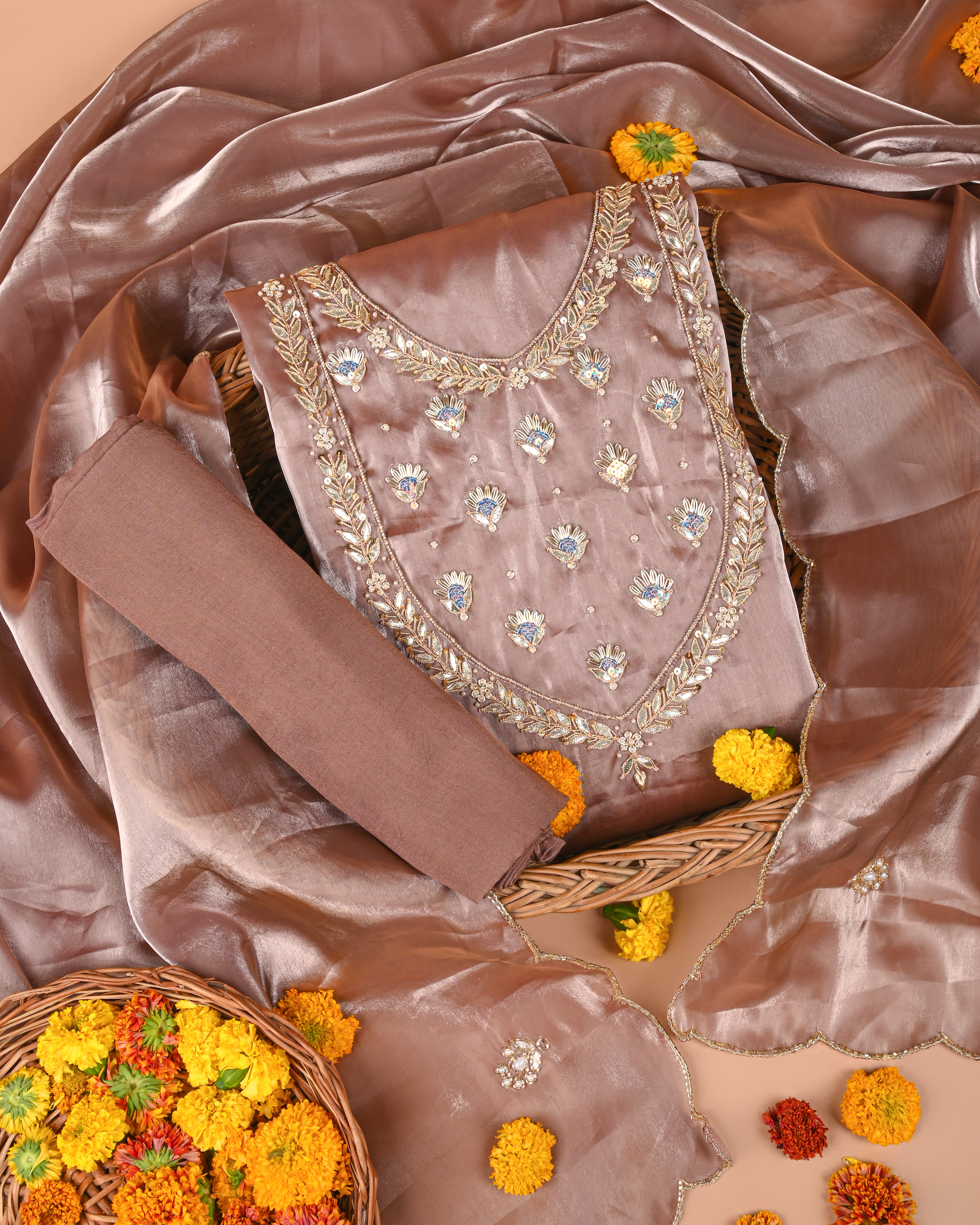 طقم بدلة حرير جيمي تشو غير مخيط من مجموعة Autumn Copper Elegance مع تفاصيل Gota Patti واللؤلؤ المصنوعة يدويًا