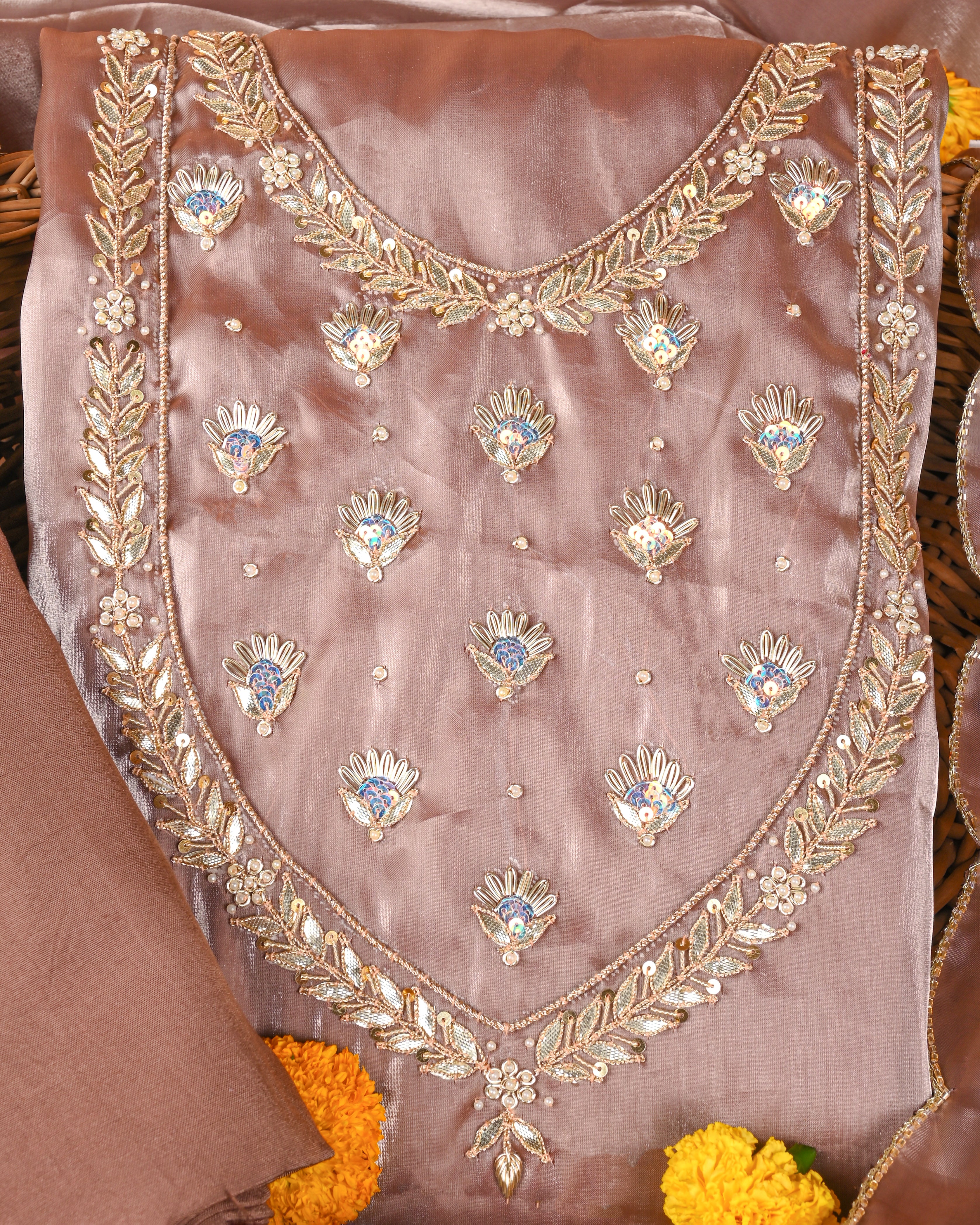 طقم بدلة حرير جيمي تشو غير مخيط من مجموعة Autumn Copper Elegance مع تفاصيل Gota Patti واللؤلؤ المصنوعة يدويًا