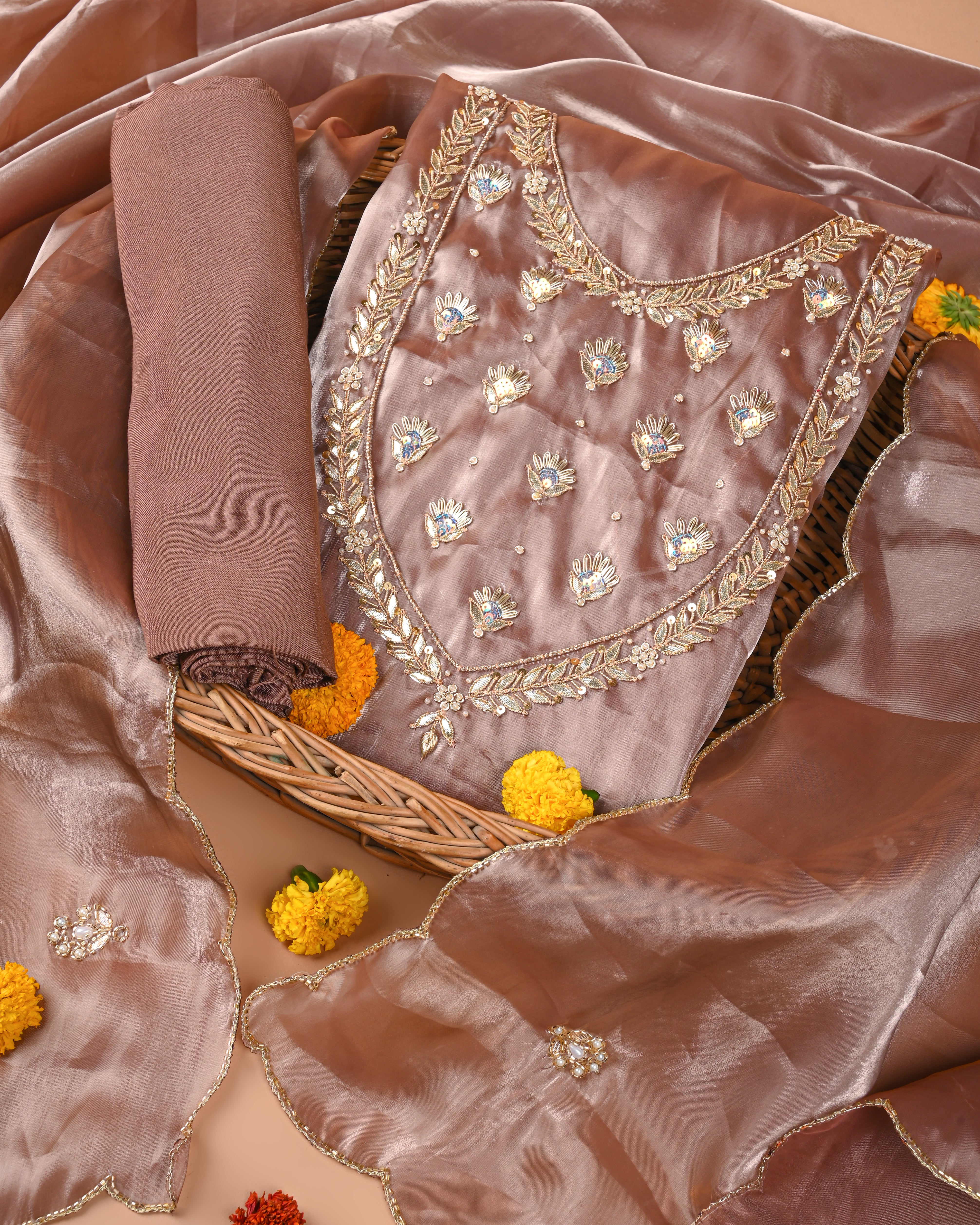 طقم بدلة حرير جيمي تشو غير مخيط من مجموعة Autumn Copper Elegance مع تفاصيل Gota Patti واللؤلؤ المصنوعة يدويًا
