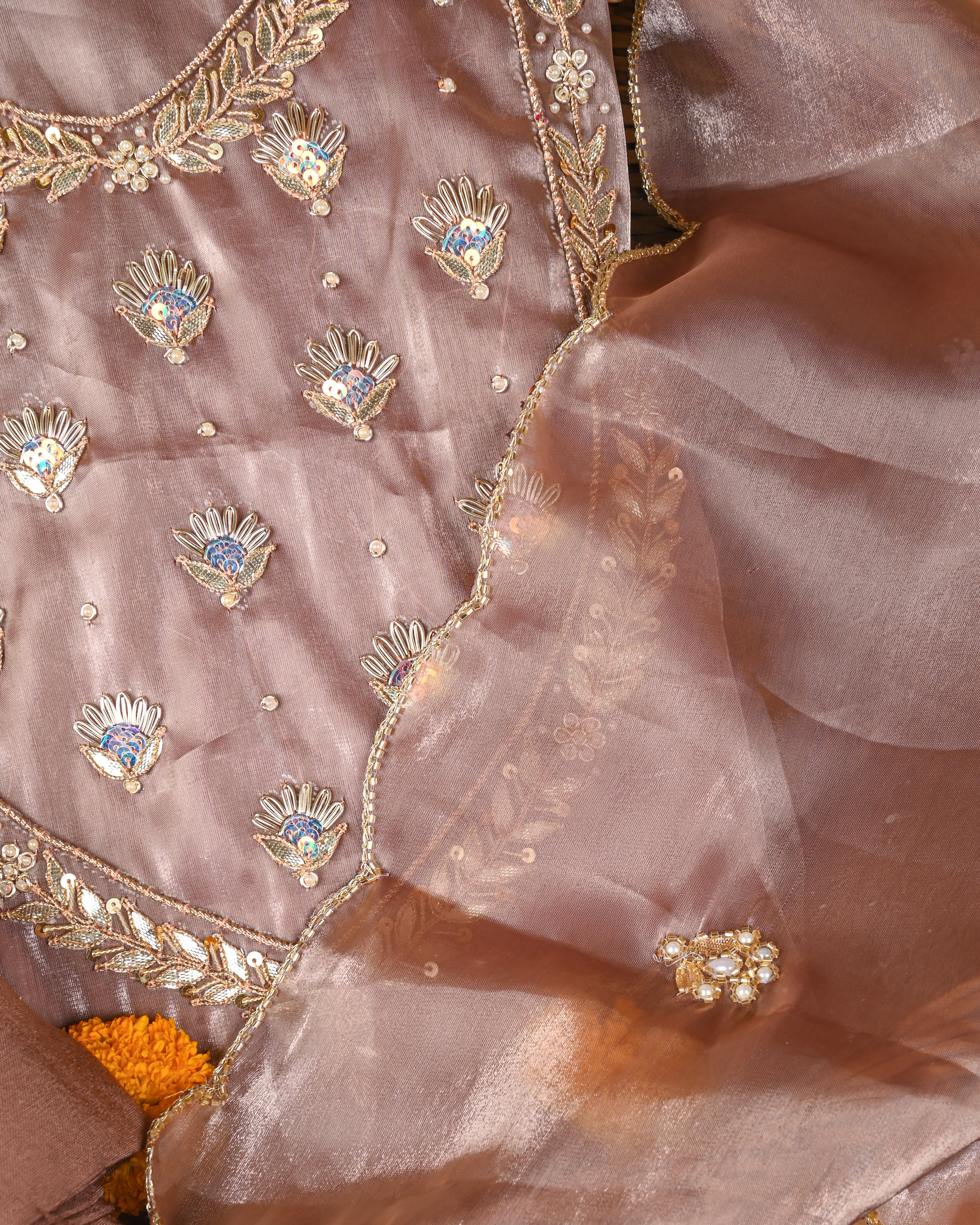 طقم بدلة حرير جيمي تشو غير مخيط من مجموعة Autumn Copper Elegance مع تفاصيل Gota Patti واللؤلؤ المصنوعة يدويًا