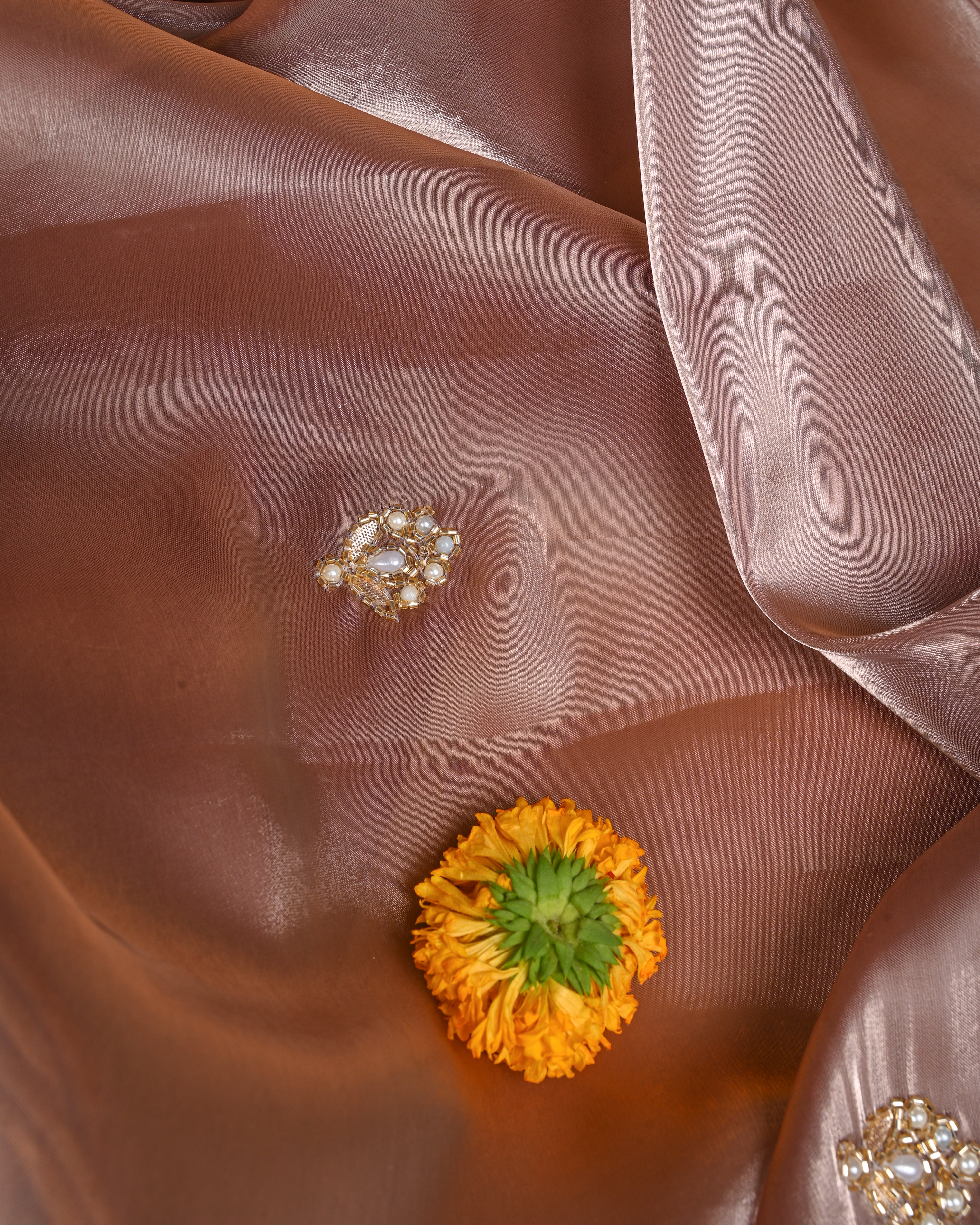 طقم بدلة حرير جيمي تشو غير مخيط من مجموعة Autumn Copper Elegance مع تفاصيل Gota Patti واللؤلؤ المصنوعة يدويًا