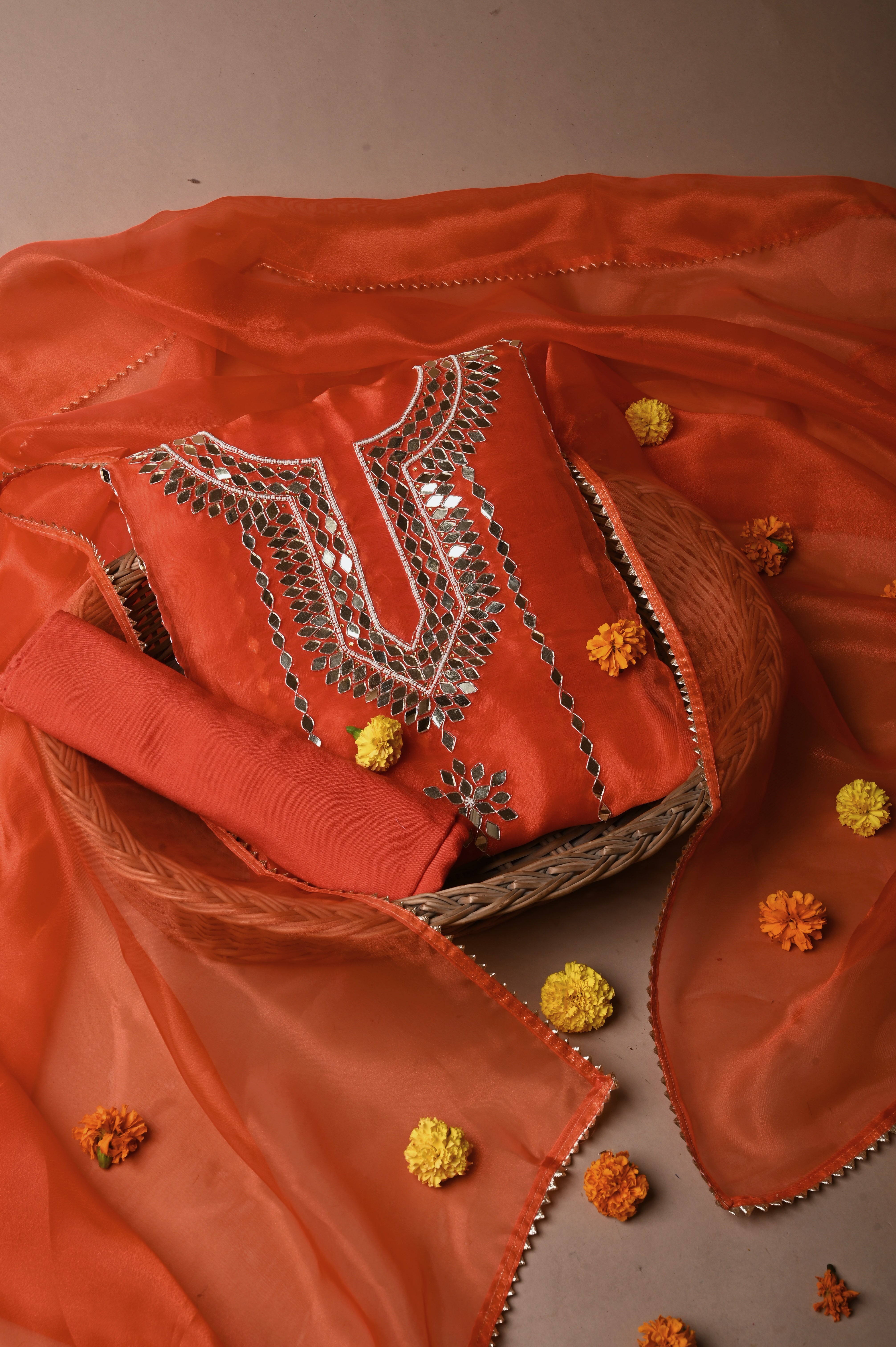طقم بدلة زفاف غير مخيطة من Fire Orange Mirror Muse في نسيج أورجانزا فاخر