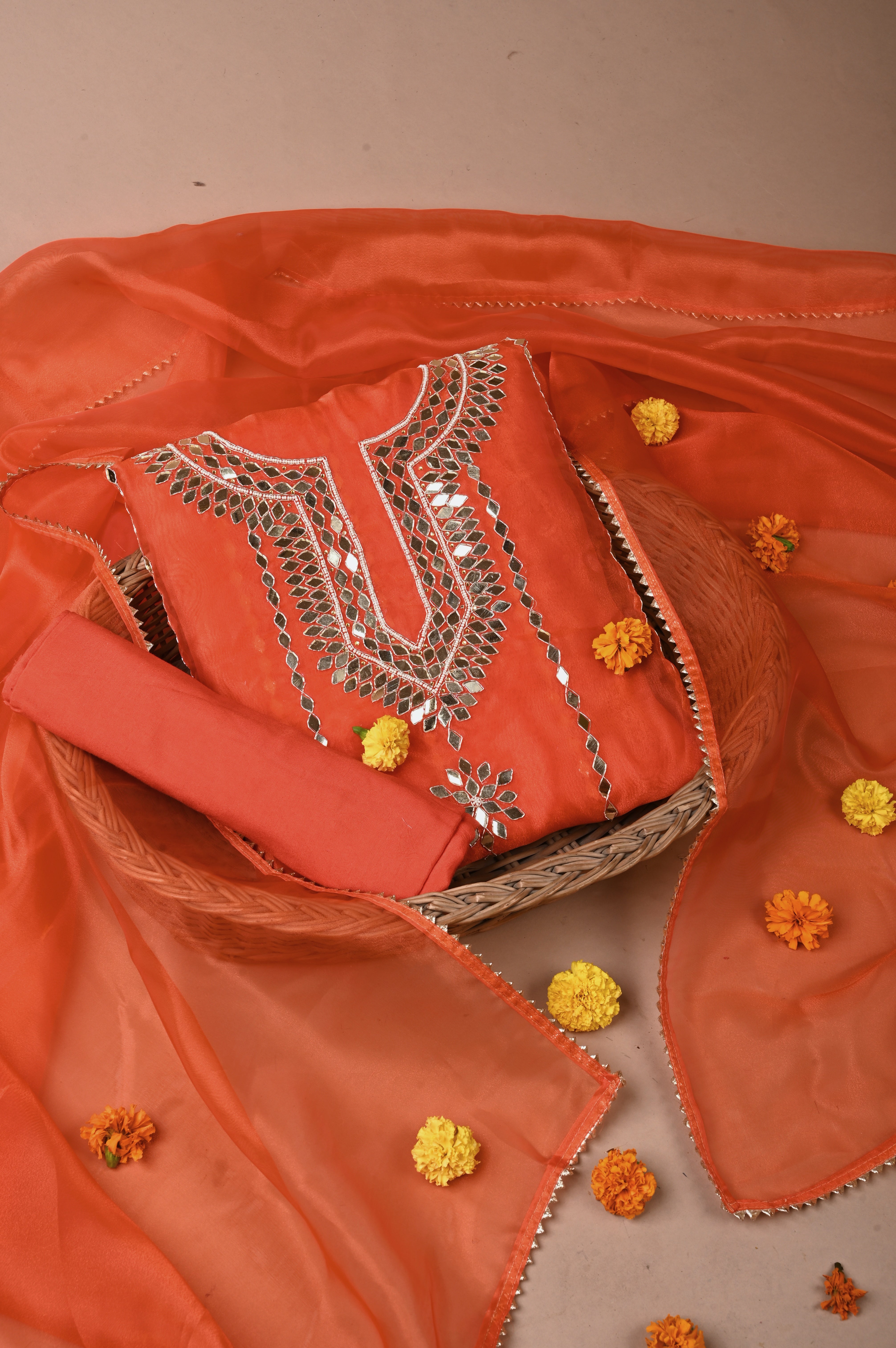 طقم بدلة زفاف غير مخيطة من Fire Orange Mirror Muse في نسيج أورجانزا فاخر
