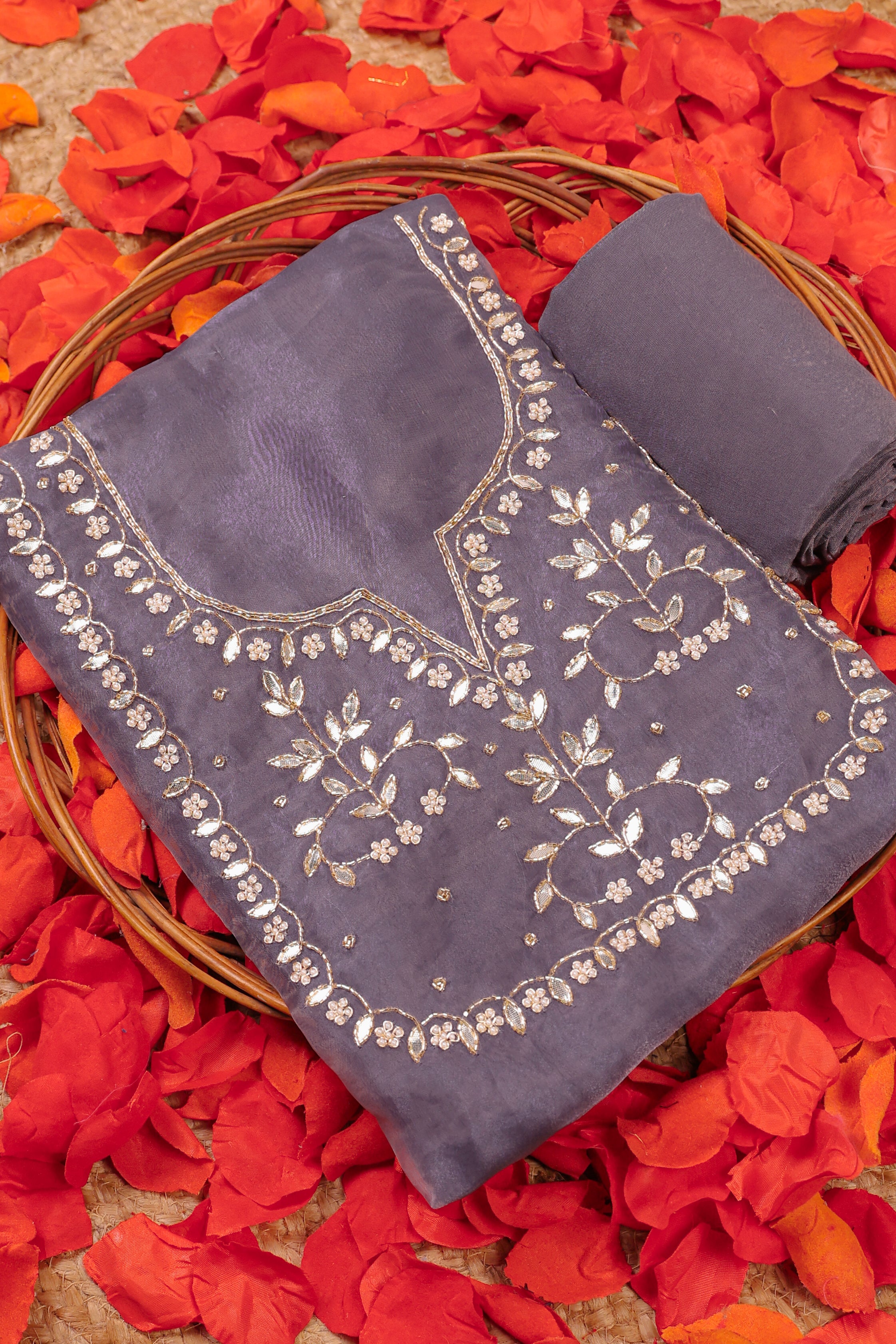 بدلة Orchid Mist Unstitch مع Gota Patti الثقيلة المصنوعة يدويًا وعمل اللؤلؤ