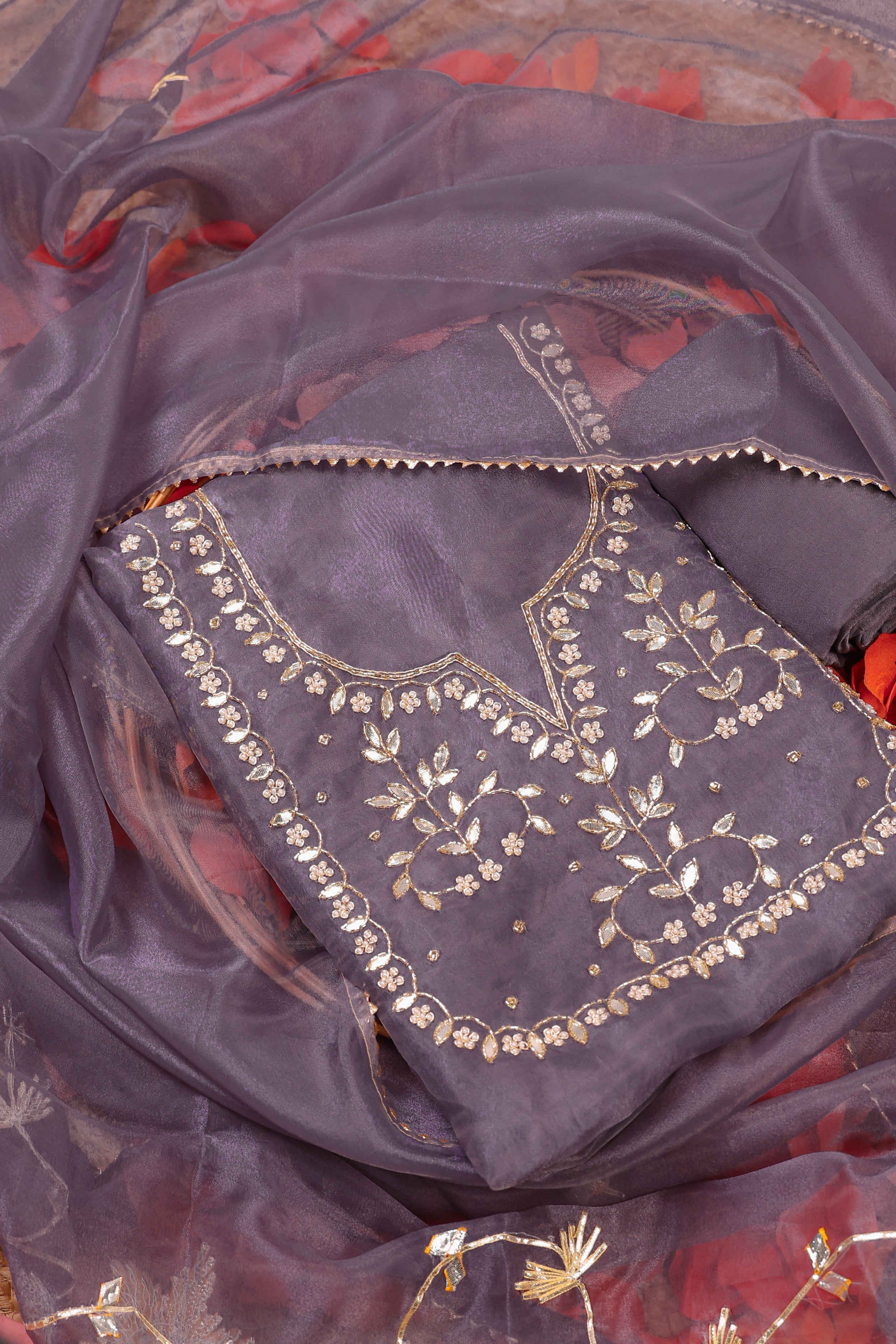 بدلة Orchid Mist Unstitch مع Gota Patti الثقيلة المصنوعة يدويًا وعمل اللؤلؤ