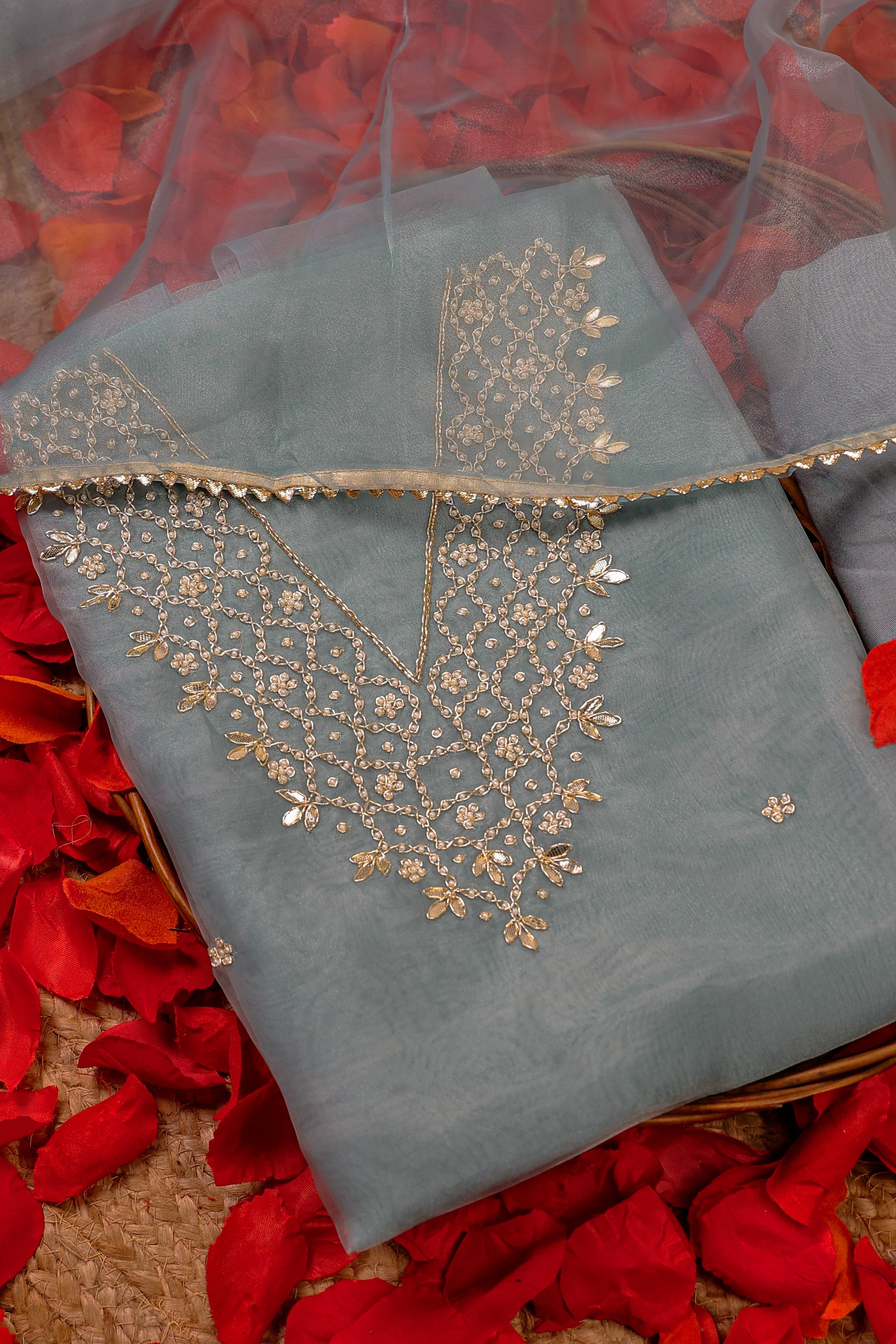 بدلة Sage Mist Unstitch مع رقبة على شكل حرف V و Gota Patti و Heavy Pearl Jaal Work