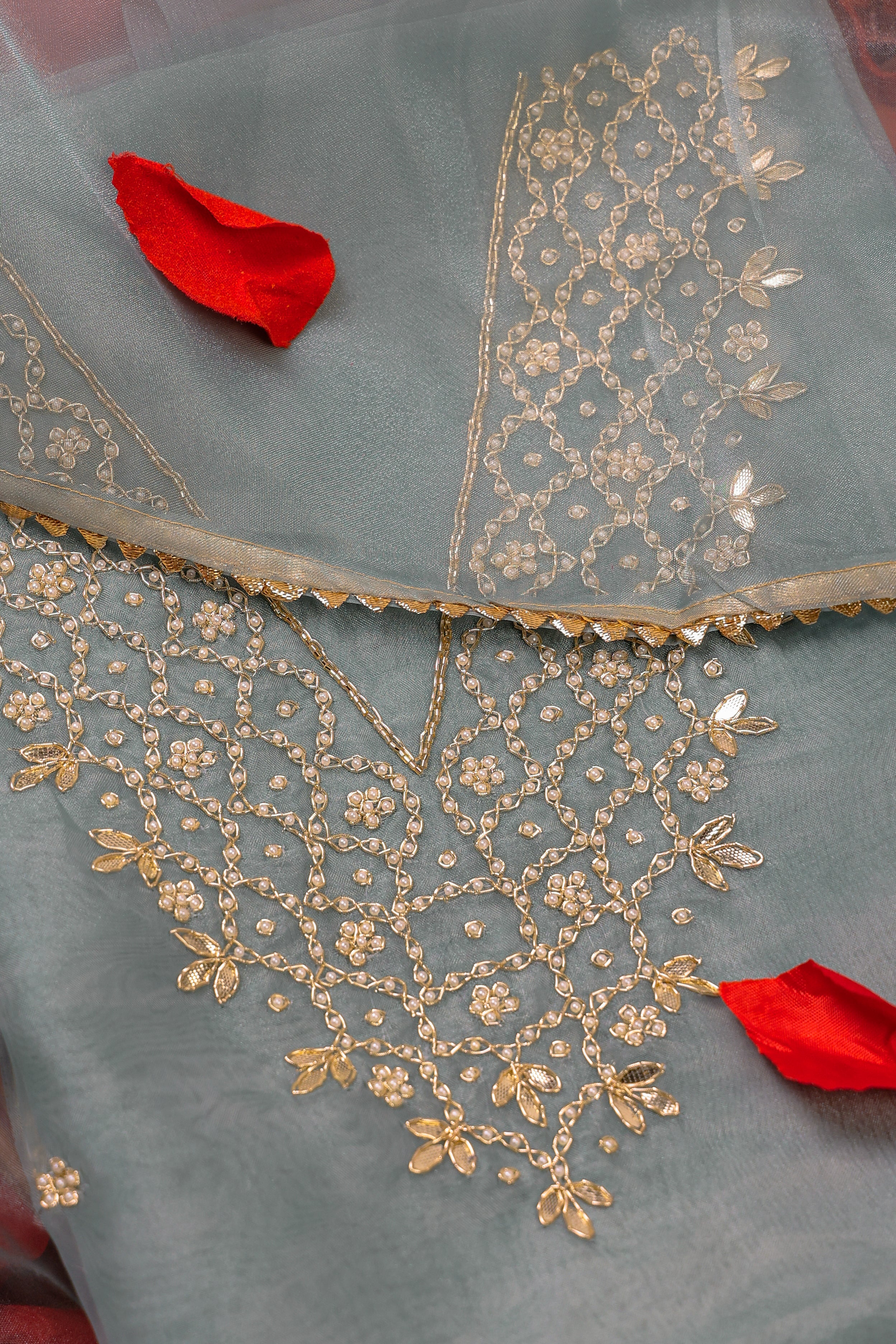 بدلة Sage Mist Unstitch مع رقبة على شكل حرف V و Gota Patti و Heavy Pearl Jaal Work